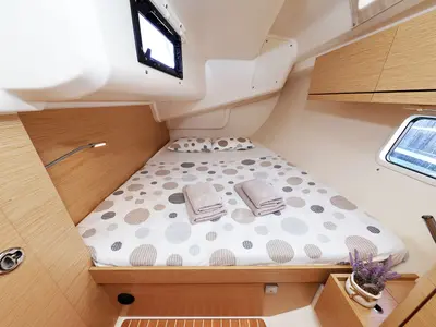Cabin on Quintessence, a Hanse 418 sailboat at Općina Sukošan, Croatia
