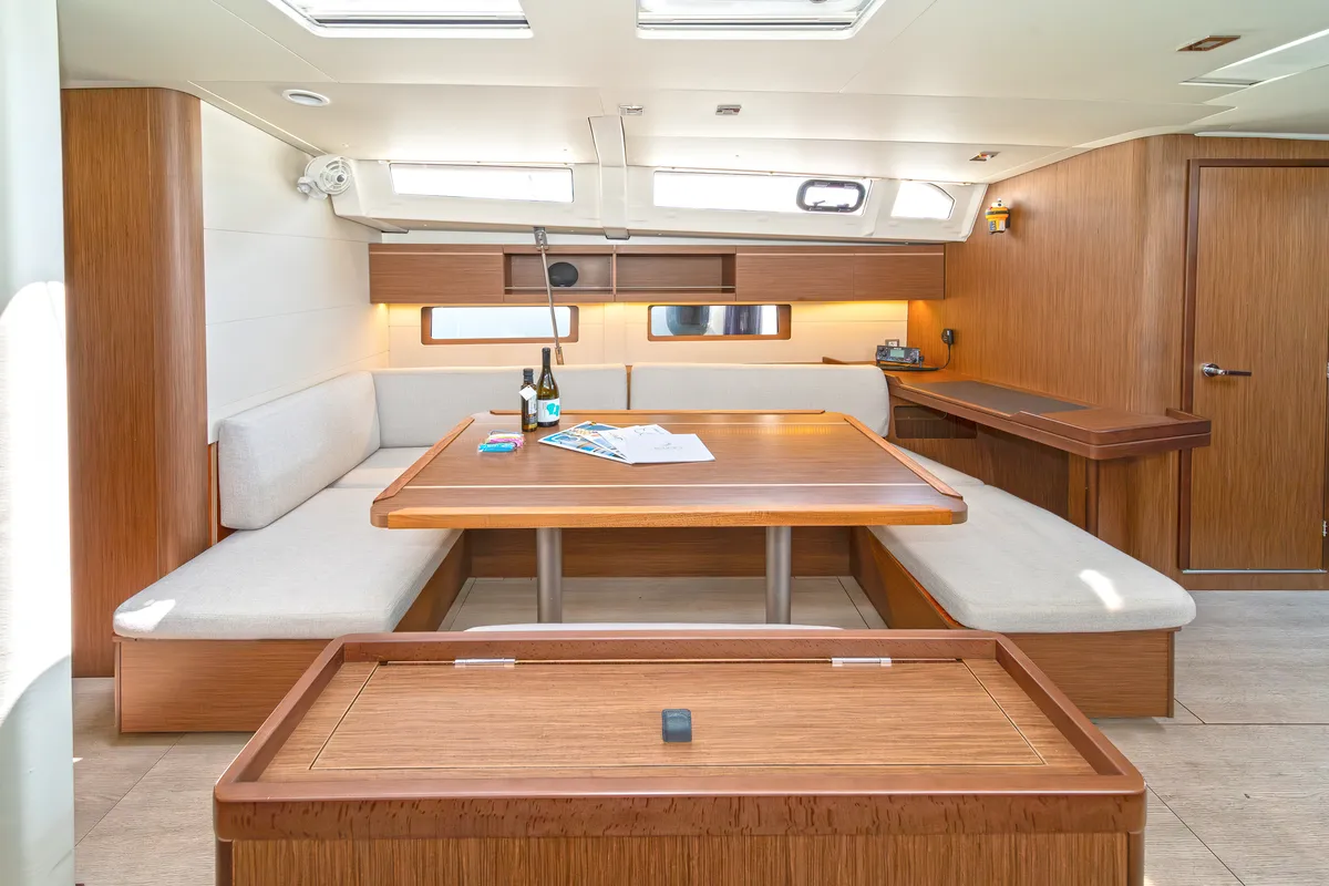 Salon of Joanna, a Beneteau Oceanis 46.1 sailboat at Volos, Greece