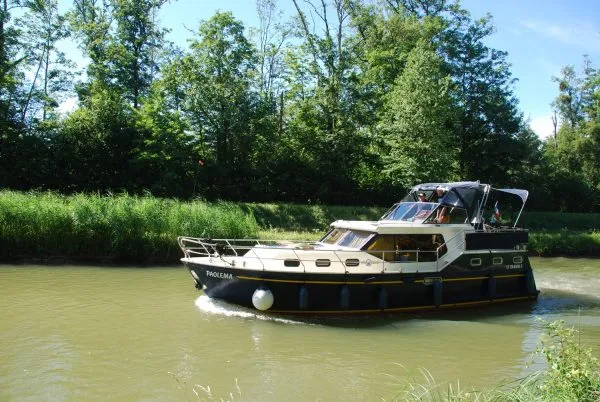 2515, a Consonant 1100 motorboat at Savoyeux, France