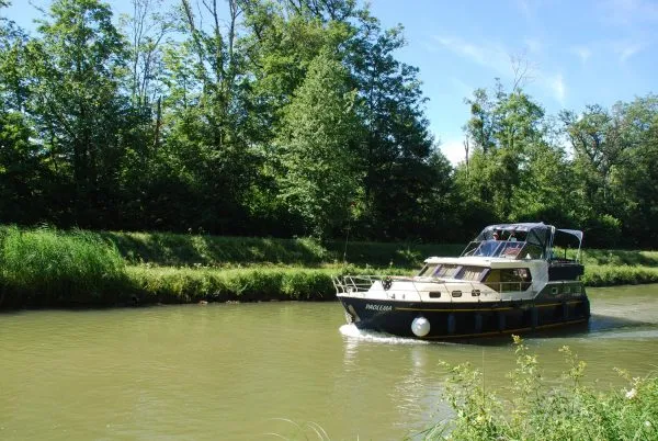 2515, a Consonant 1100 motorboat at Savoyeux, France