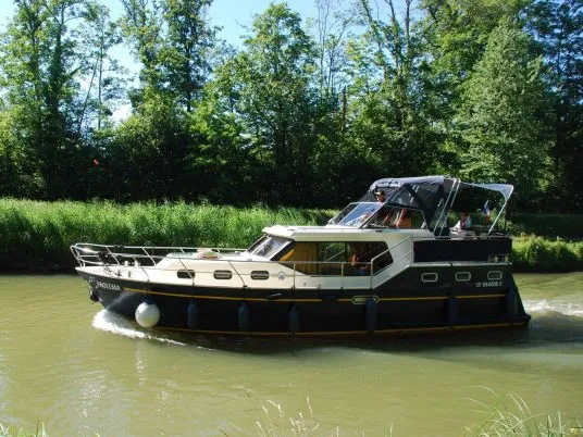 2515, a Consonant 1100 motorboat at Savoyeux, France