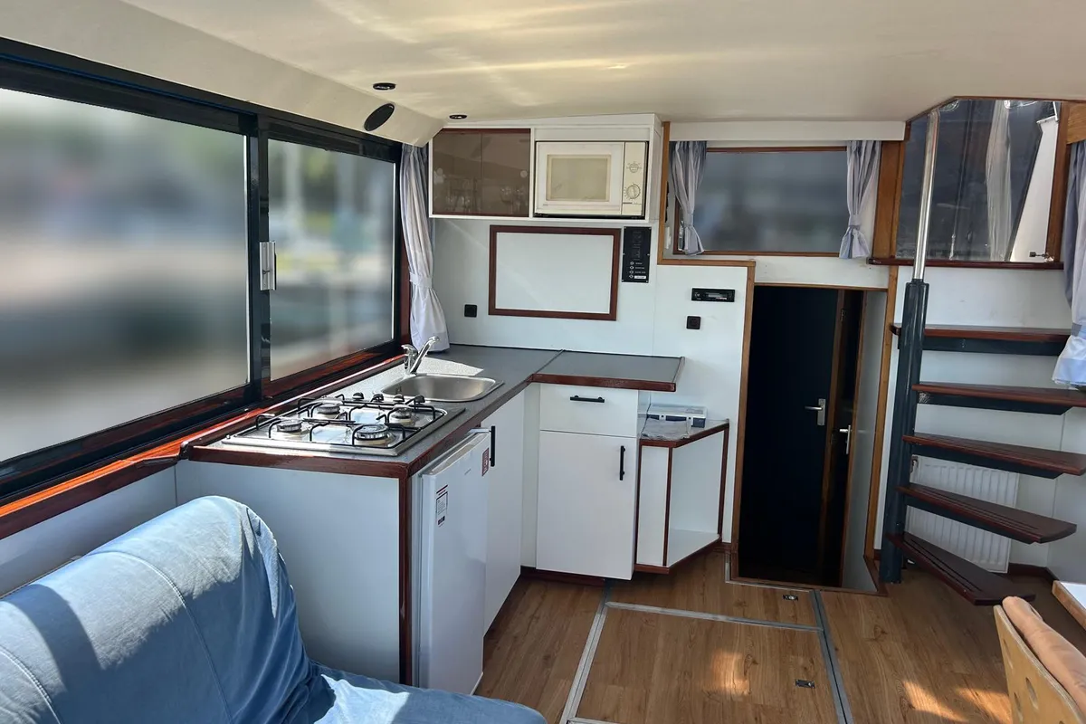 Galley of De Drait Safari Houseboat 1050, a motorboat at Drachten, Netherlands