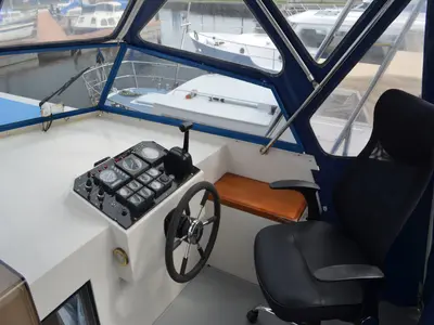 Cockpit of De Drait Safari Houseboat 1050, a motorboat at Drachten, Netherlands