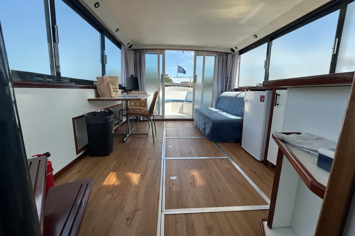 Salon of De Drait Safari Houseboat 1050, a motorboat at Drachten, Netherlands