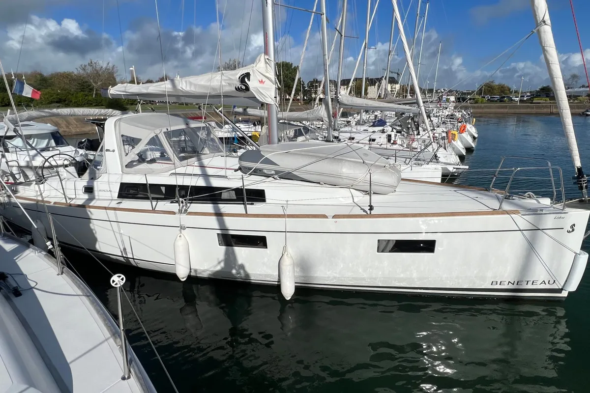 Exterior view of Houat Else, a Beneteau Oceanis 38 sailboat at Kerners, France