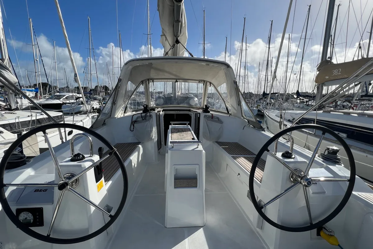 Cockpit of Houat Else, a Beneteau Oceanis 38 sailboat at Kerners, France