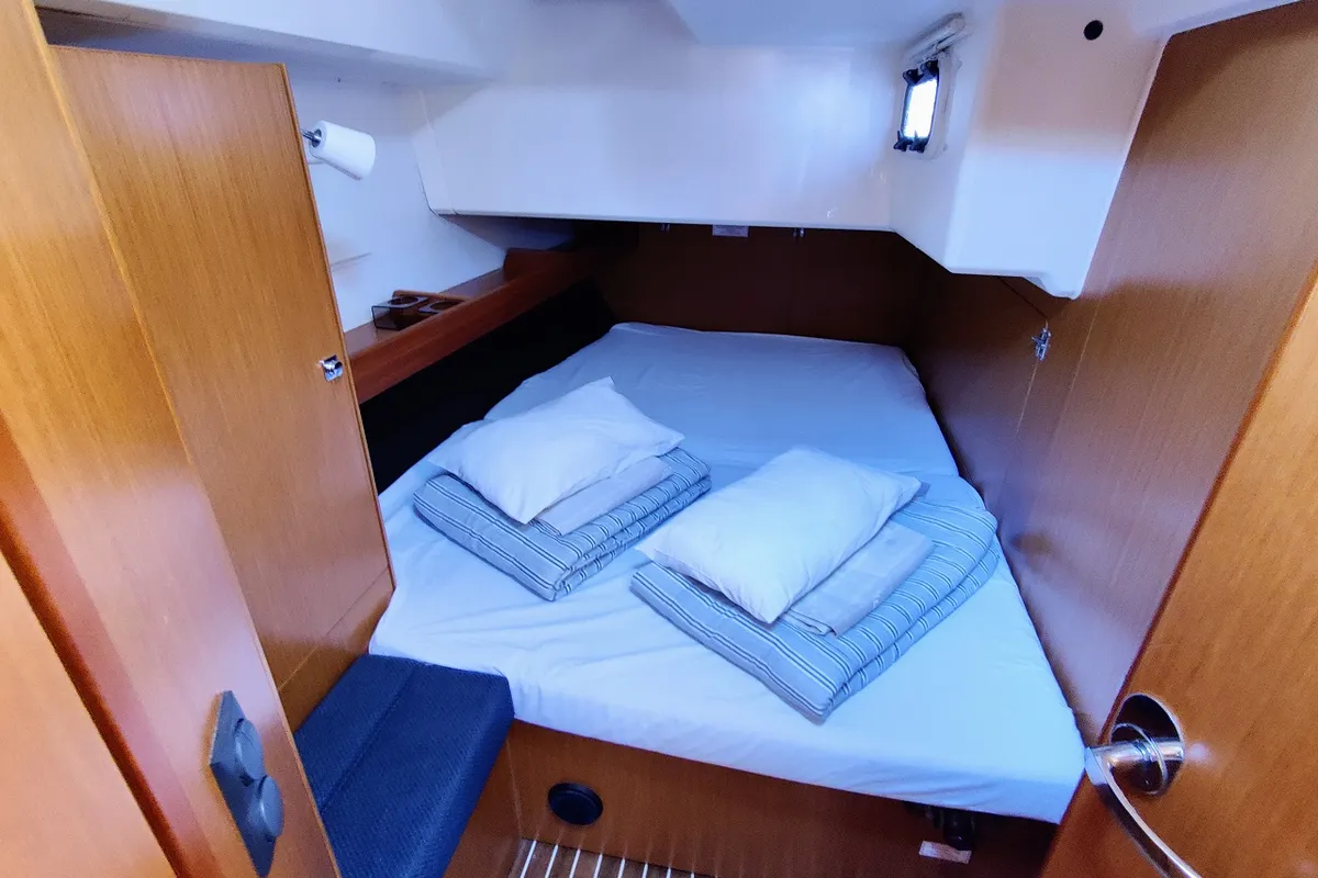 Cabin on Val4, a Bavaria Cruiser 46 sailboat at Općina Sukošan, Croatia