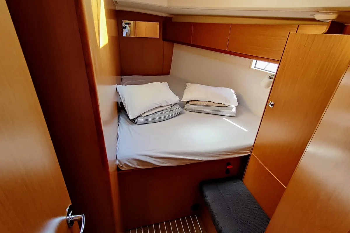 Cabin on Val4, a Bavaria Cruiser 46 sailboat at Općina Sukošan, Croatia
