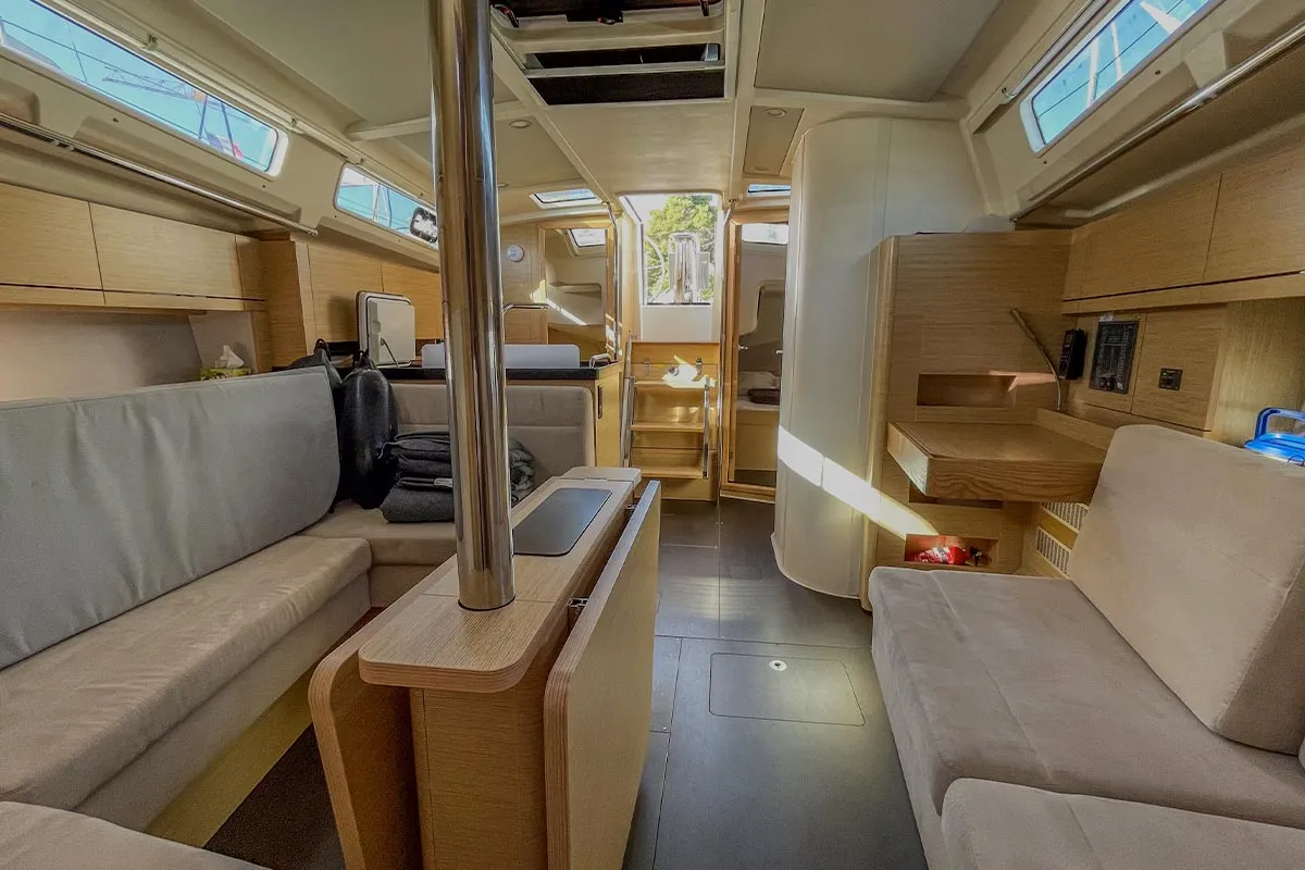 Salon of Pixtin, a Hanse 388 sailboat at Plan-d'Aups-Sainte-Baume, France
