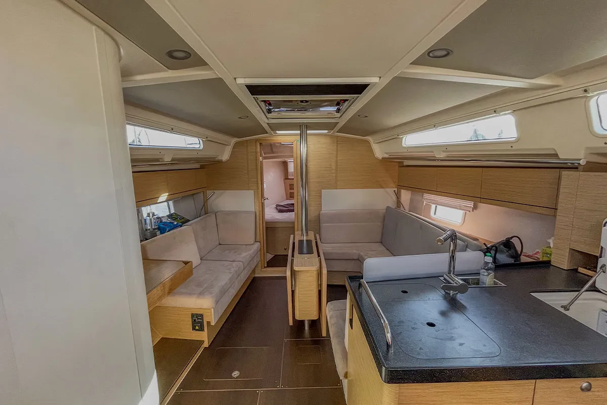 Salon of Pixtin, a Hanse 388 sailboat at Plan-d'Aups-Sainte-Baume, France