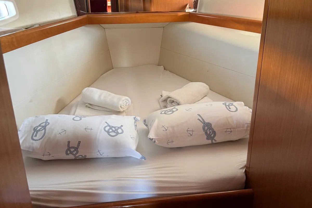 Cabin on Magnolia, a Beneteau Oceanis 43 sailboat at Općina Sukošan, Croatia