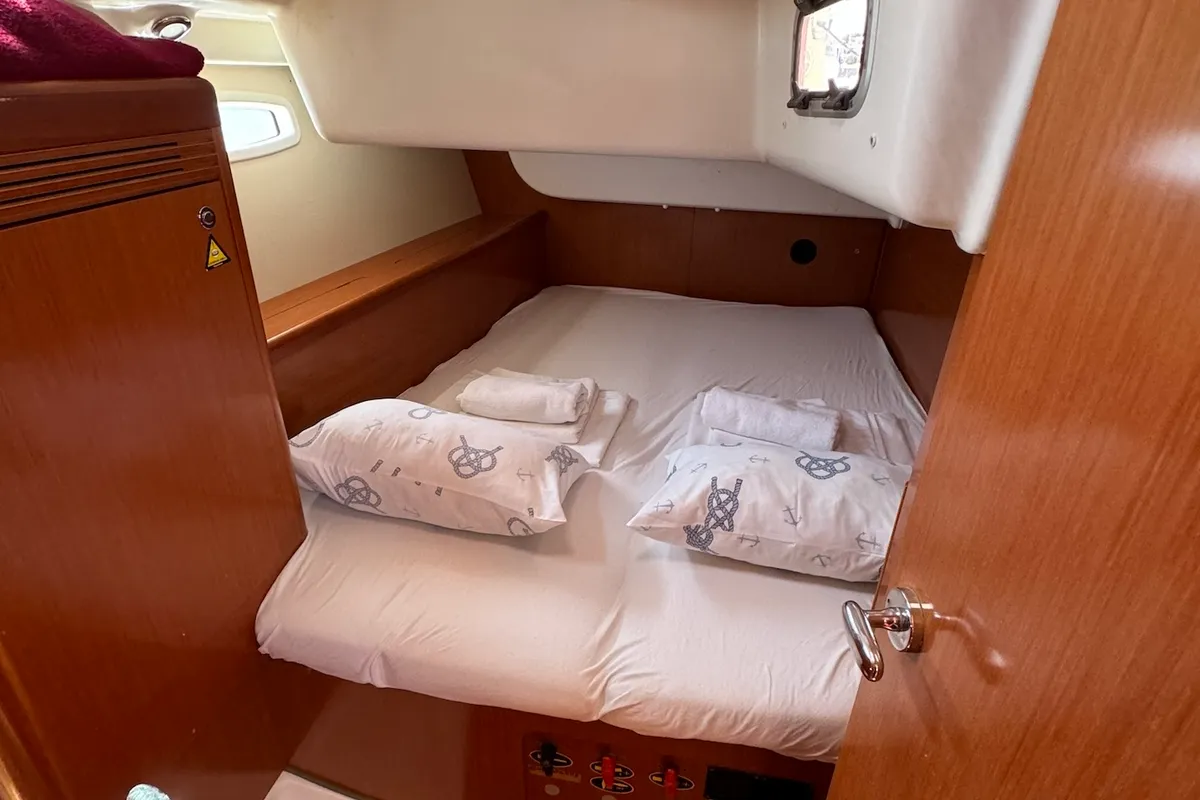Cabin on Magnolia, a Beneteau Oceanis 43 sailboat at Općina Sukošan, Croatia