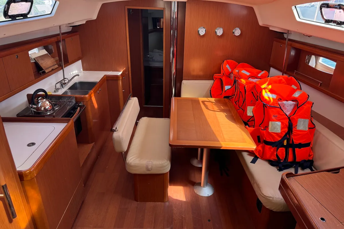 Salon of Magnolia, a Beneteau Oceanis 43 sailboat at Općina Sukošan, Croatia
