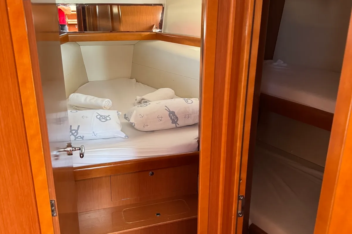 Cabin on Magnolia, a Beneteau Oceanis 43 sailboat at Općina Sukošan, Croatia