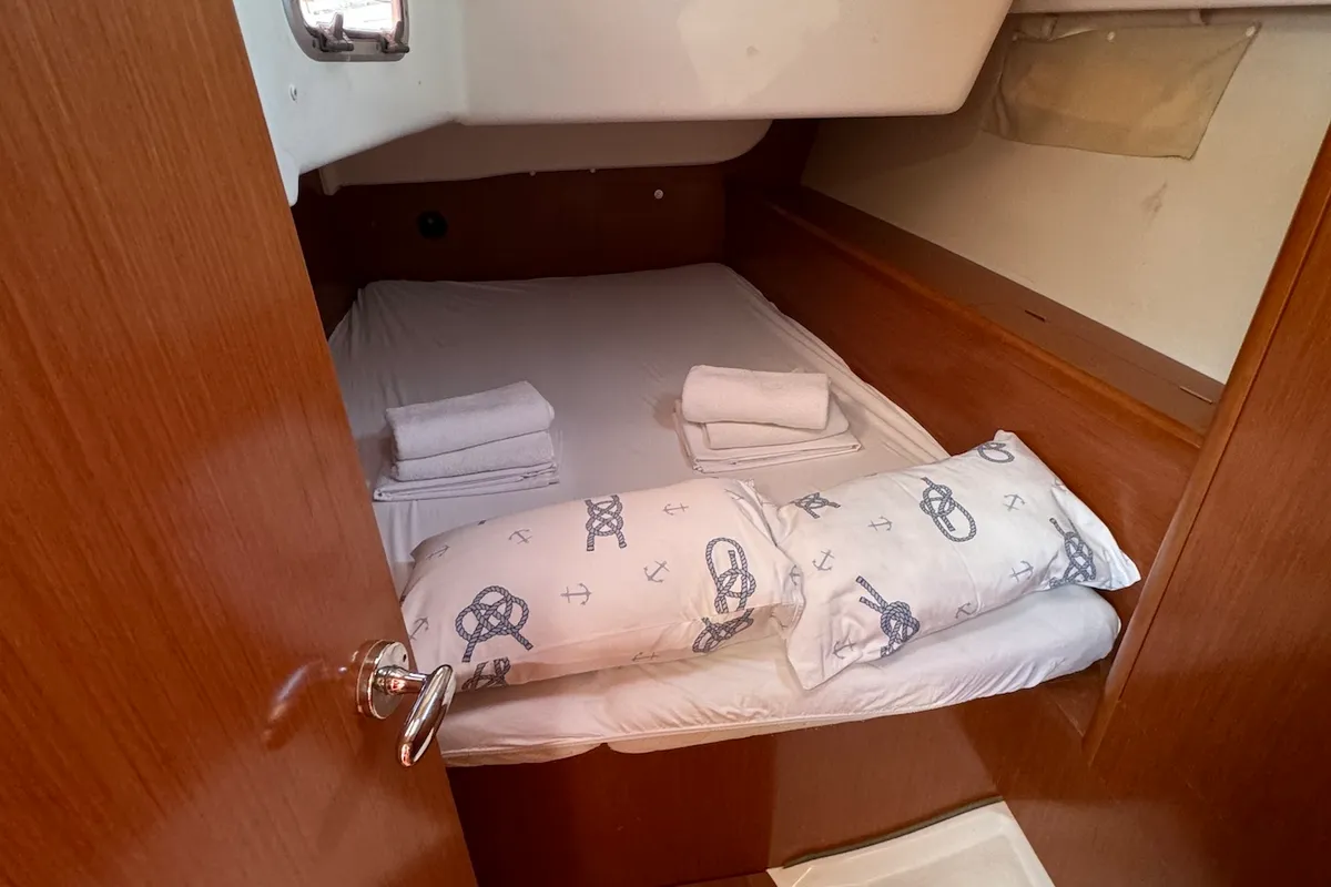 Cabin on Magnolia, a Beneteau Oceanis 43 sailboat at Općina Sukošan, Croatia