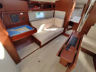 Cabin on Tina, a Hanse 418 sailboat at Općina Sukošan, Croatia