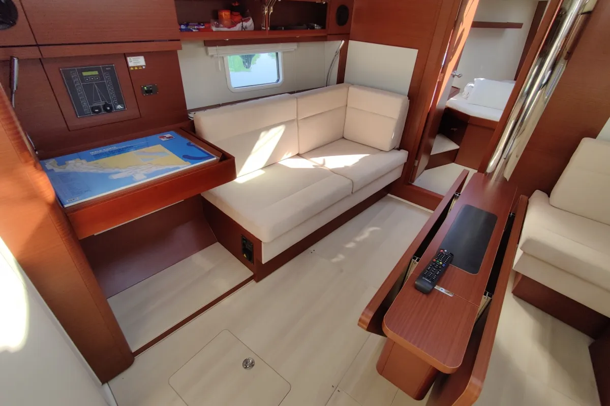 Cabin on Tina, a Hanse 418 sailboat at Općina Sukošan, Croatia