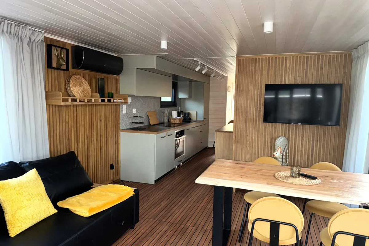 Salon of Roxy, a Woma D13 motorboat at Fürstenberg/Havel, Germany
