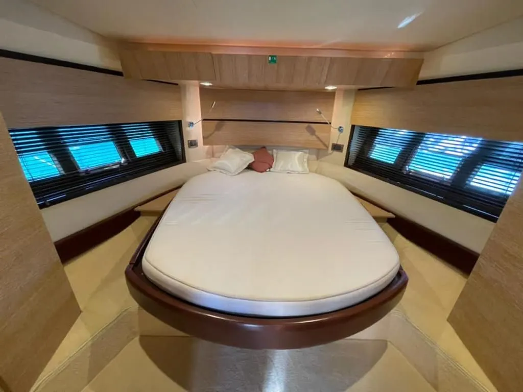 Cabin on Kecalu, a Azimut 47 motorboat at Primošten, Croatia