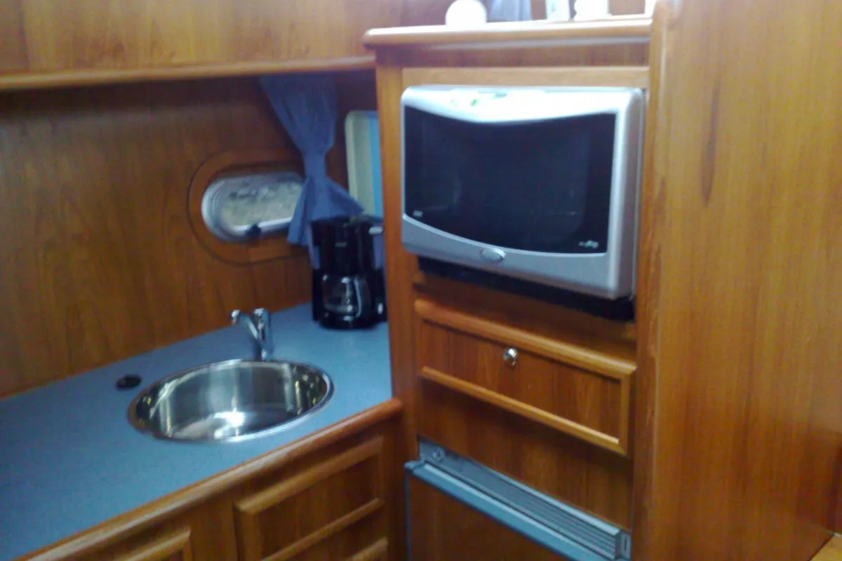 Galley of Mercurius, a De Drait Advantage 42 motorboat at Heukelum, Netherlands