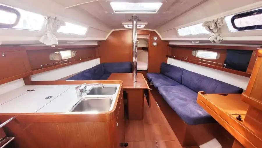 Galley of Perig, a Beneteau Oceanis 31 sailboat at Saint-Cast-le-Guildo, France