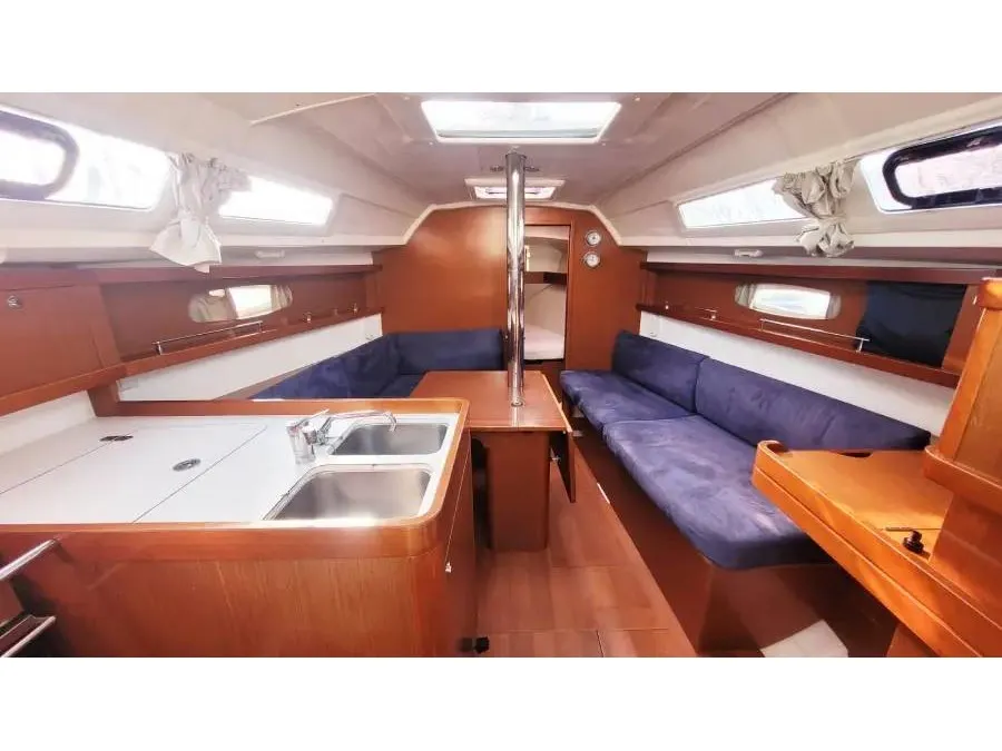 Galley of Perig, a Beneteau Oceanis 31 sailboat at Saint-Cast-le-Guildo, France