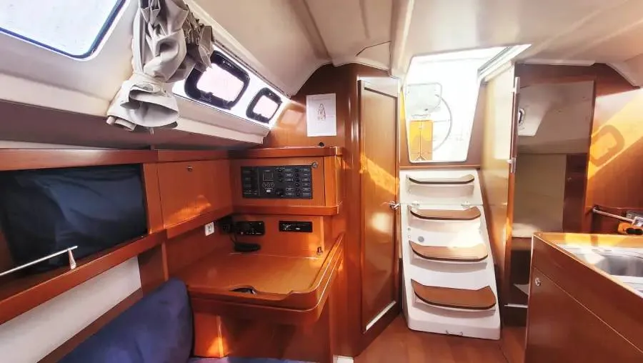 Salon of Perig, a Beneteau Oceanis 31 sailboat at Saint-Cast-le-Guildo, France