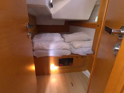 Cabin on Hispania Mare, a Jeanneau Sun Odyssey 509 sailboat at Dénia, Spain