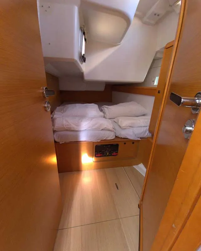 Cabin on Hispania Mare, a Jeanneau Sun Odyssey 509 sailboat at Dénia, Spain