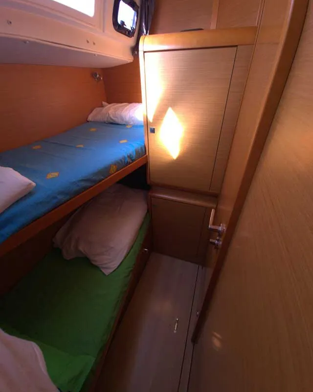 Cabin on Hispania Mare, a Jeanneau Sun Odyssey 509 sailboat at Dénia, Spain