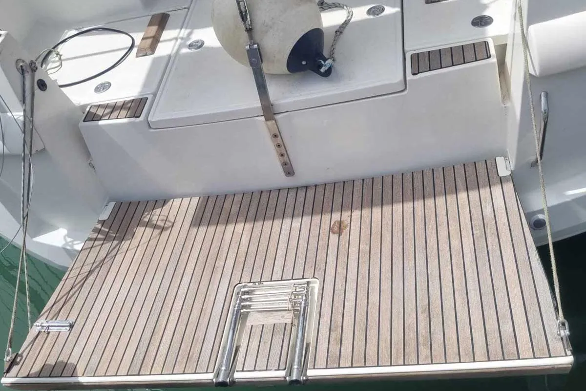 Exterior view of Hispania Mare, a Jeanneau Sun Odyssey 509 sailboat at Dénia, Spain