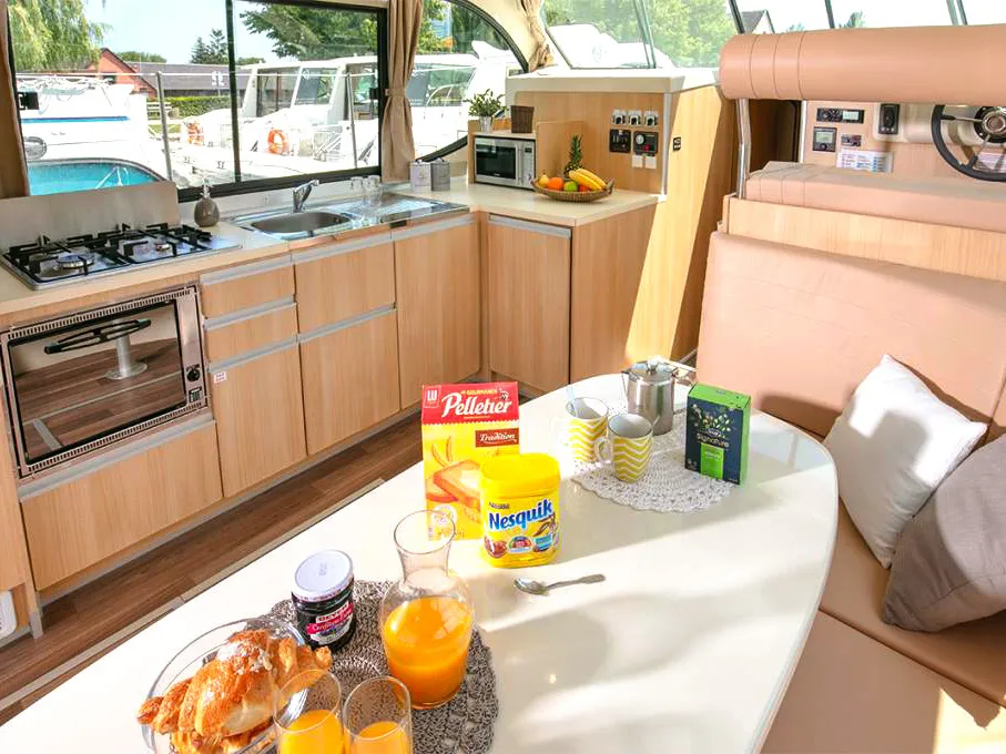 Cruiser Premium+ XL 6/8 Pers., a Nicols Sixto Fly C motorboat at Aubais, France
