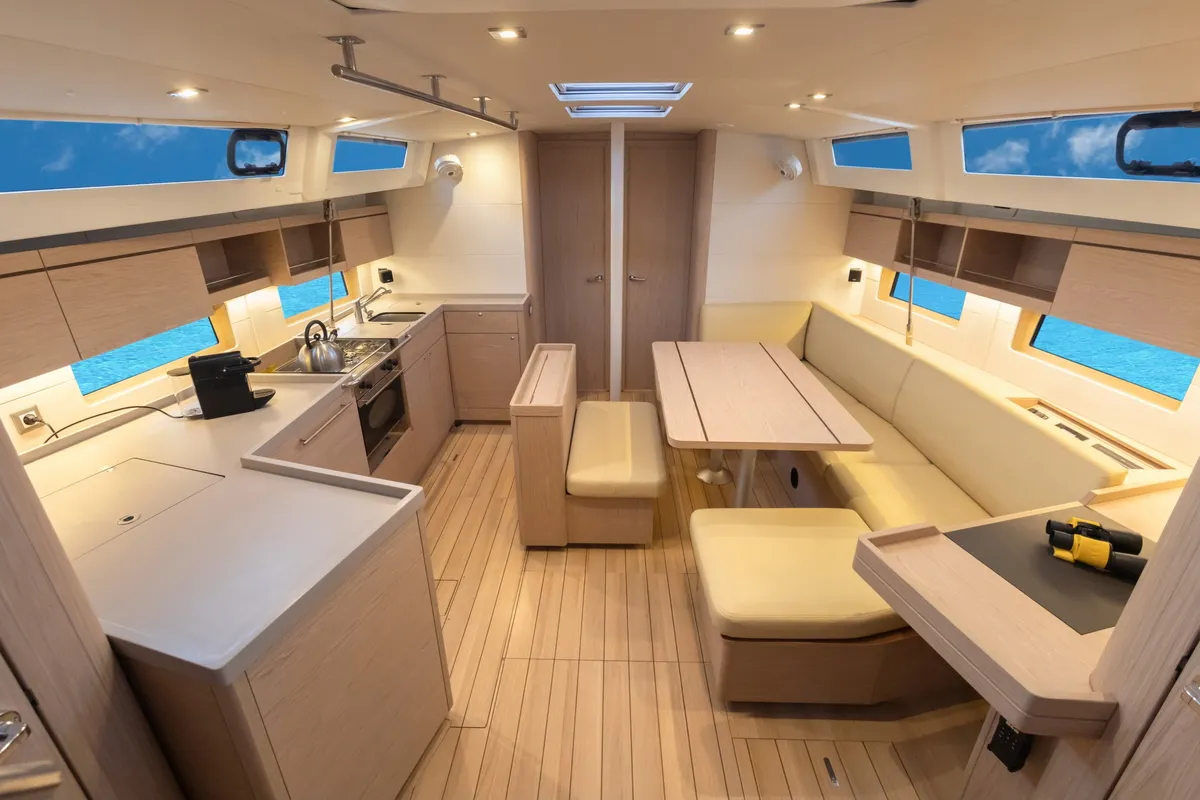 Salon of Calliope, a Beneteau Oceanis 46.1 sailboat at Rosignano Solvay, Italy