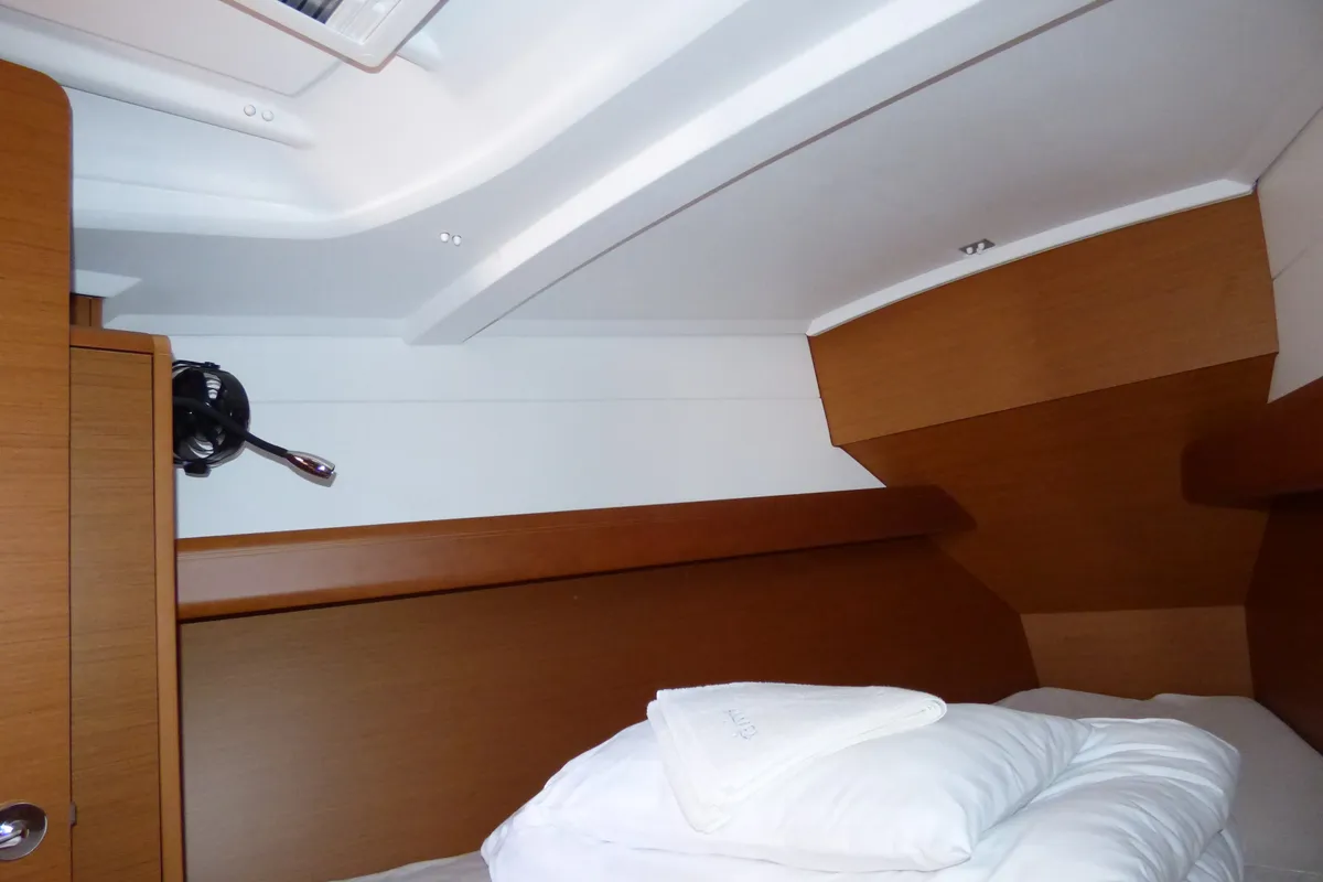 Cabin on Vacskamati, a Jeanneau Sun Odyssey 389 sailboat at Kaštela, Croatia