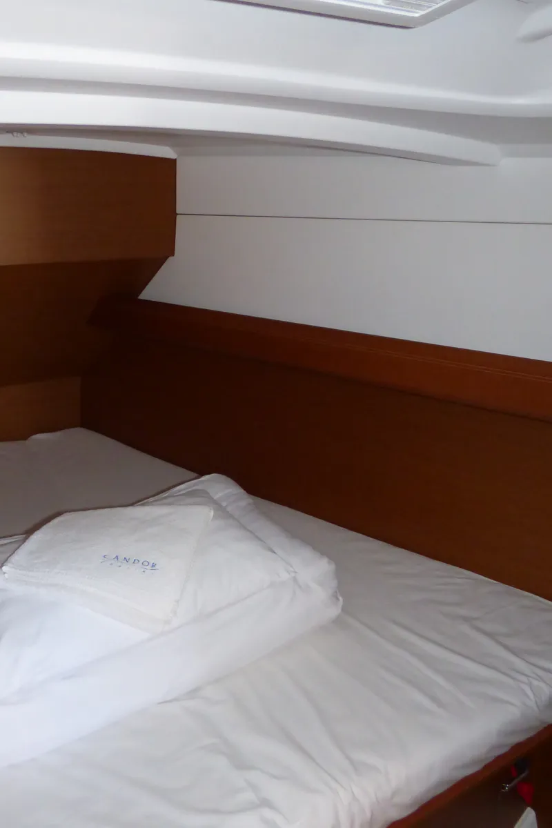 Cabin on Vacskamati, a Jeanneau Sun Odyssey 389 sailboat at Kaštela, Croatia