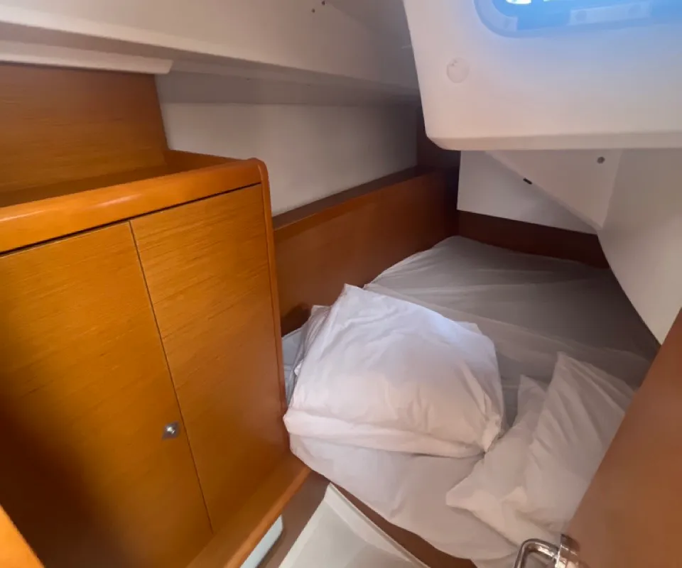 Cabin on MINI, a Jeanneau Sun Odyssey 349 sailboat at Općina Sukošan, Croatia