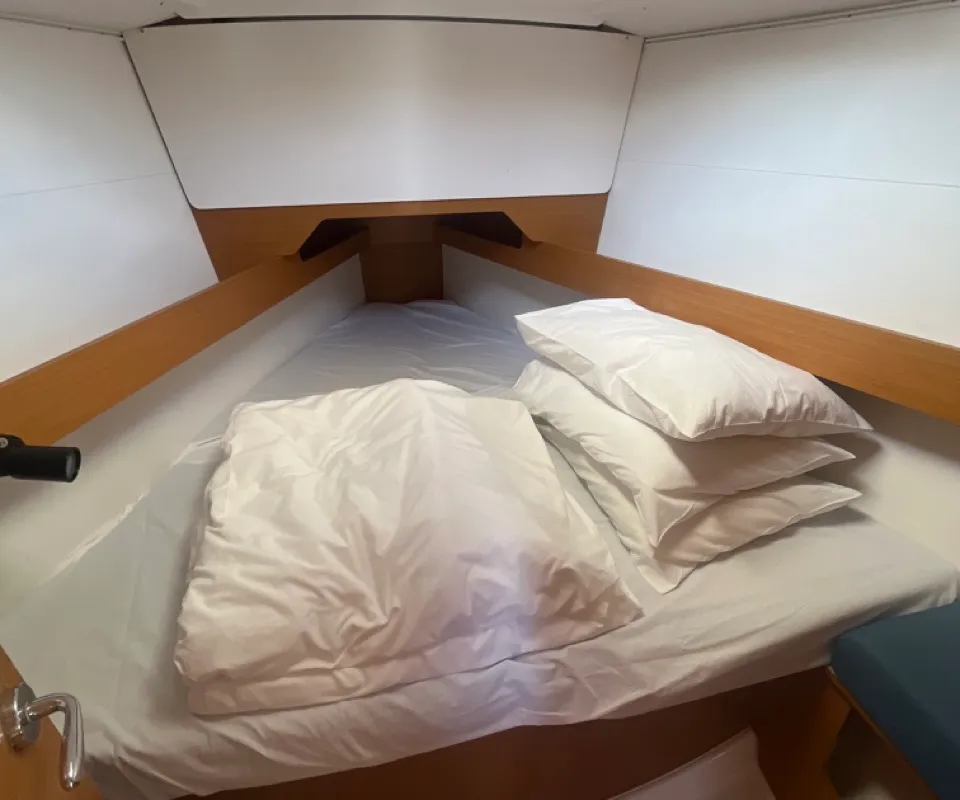 Cabin on MINI, a Jeanneau Sun Odyssey 349 sailboat at Općina Sukošan, Croatia