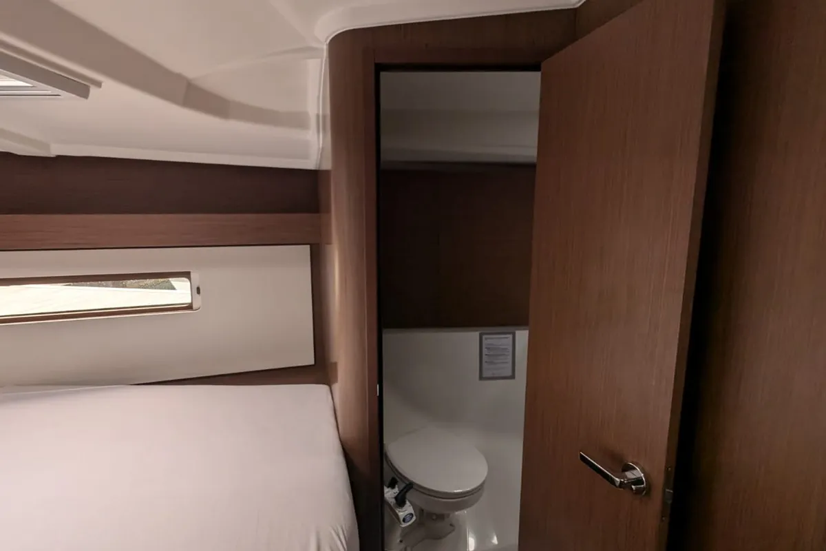 Cabin on Tagada 4, a Beneteau Oceanis 40.1 sailboat at Saint-Cast-le-Guildo, France