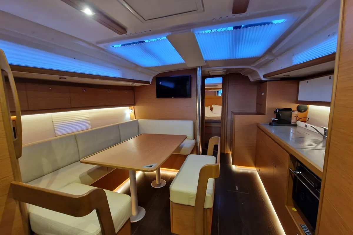 Salon of SELENE, a Dufour 430 sailboat at Ragusa, Italy