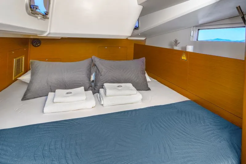 Cabin on OSEJAVA, a Jeanneau Sun Odyssey 490 sailboat at Split, Croatia