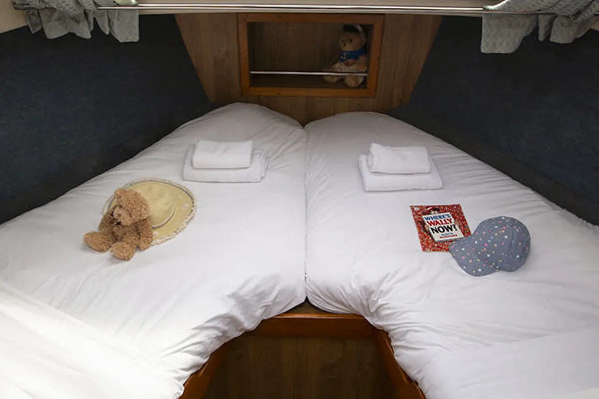 Cabin on Crusader - Budget 15, a Cygnet Crusader motorboat at Saint-Usage, France