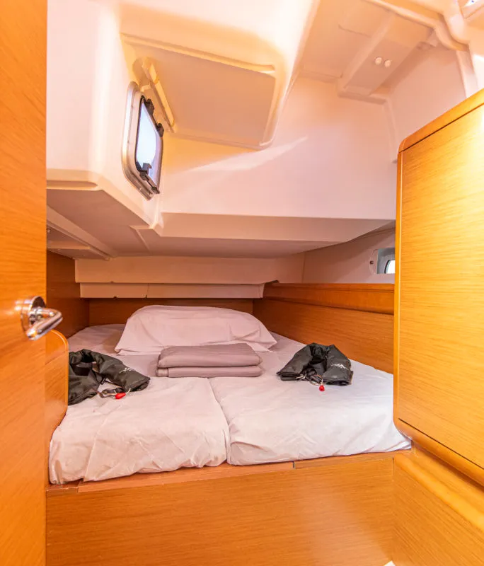 Cabin on Ribelle, a Jeanneau Sun Odyssey 439 sailboat at San Vincenzo, Italy