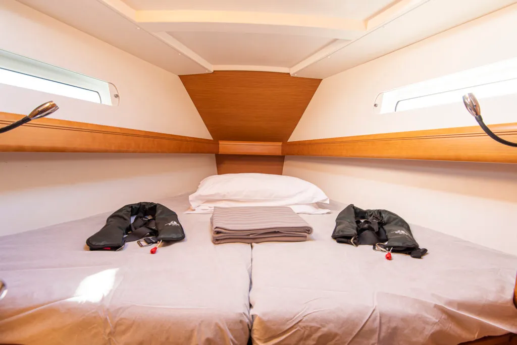 Cabin on Ribelle, a Jeanneau Sun Odyssey 439 sailboat at San Vincenzo, Italy