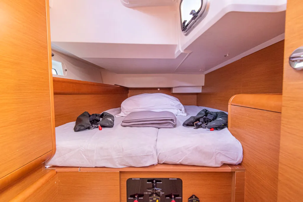 Cabin on Ribelle, a Jeanneau Sun Odyssey 439 sailboat at San Vincenzo, Italy