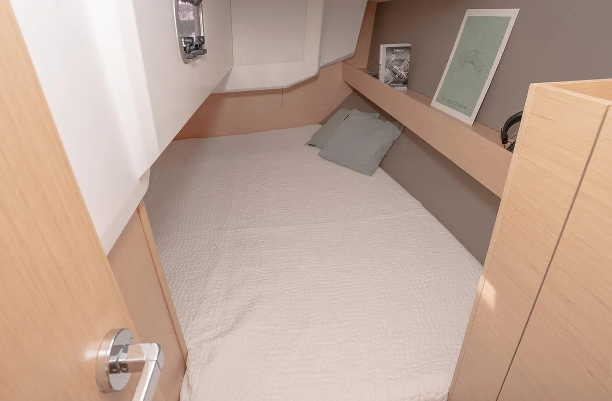 Cabin on Giugi, a Beneteau Oceanis 30.1 sailboat at Tonnarella, Italy
