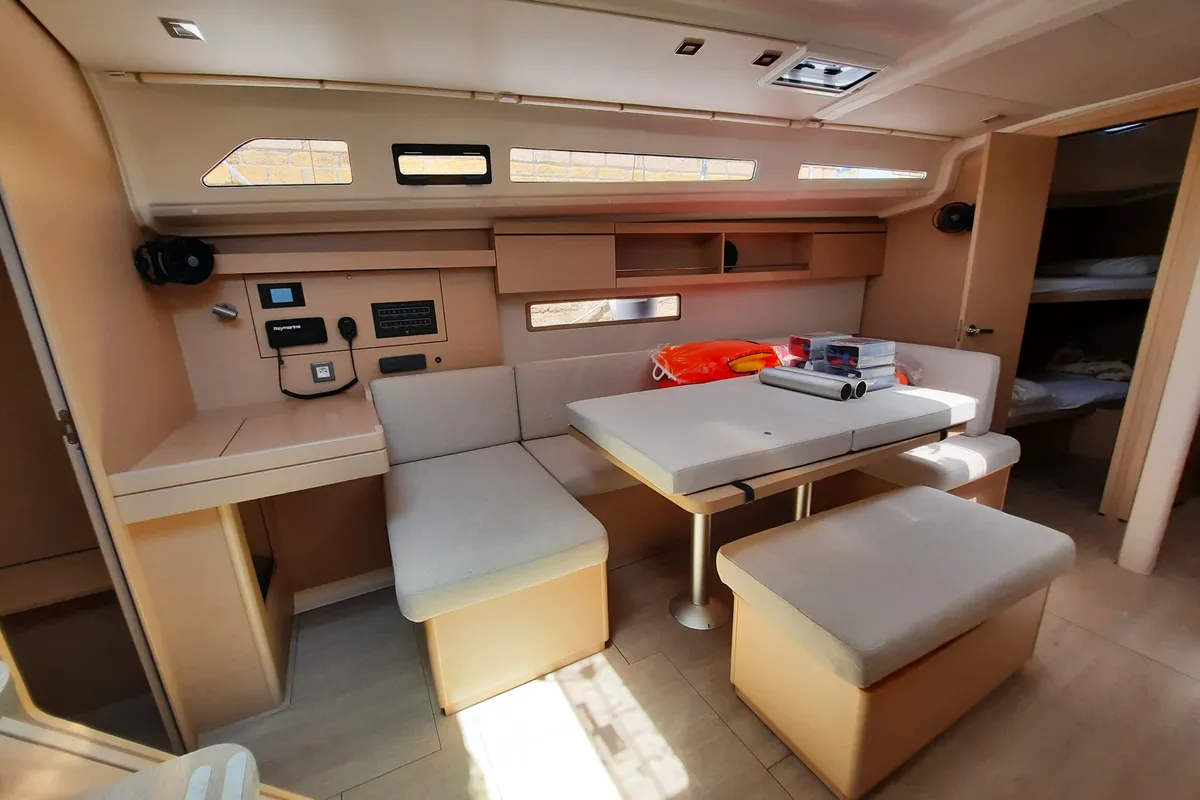 Salon of Senza Dubbi II, a Beneteau Oceanis 40.1 sailboat at Tonnarella, Italy