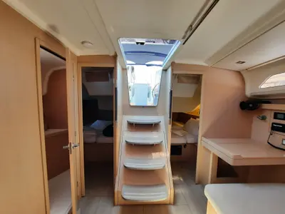 Salon of Senza Dubbi II, a Beneteau Oceanis 40.1 sailboat at Tonnarella, Italy