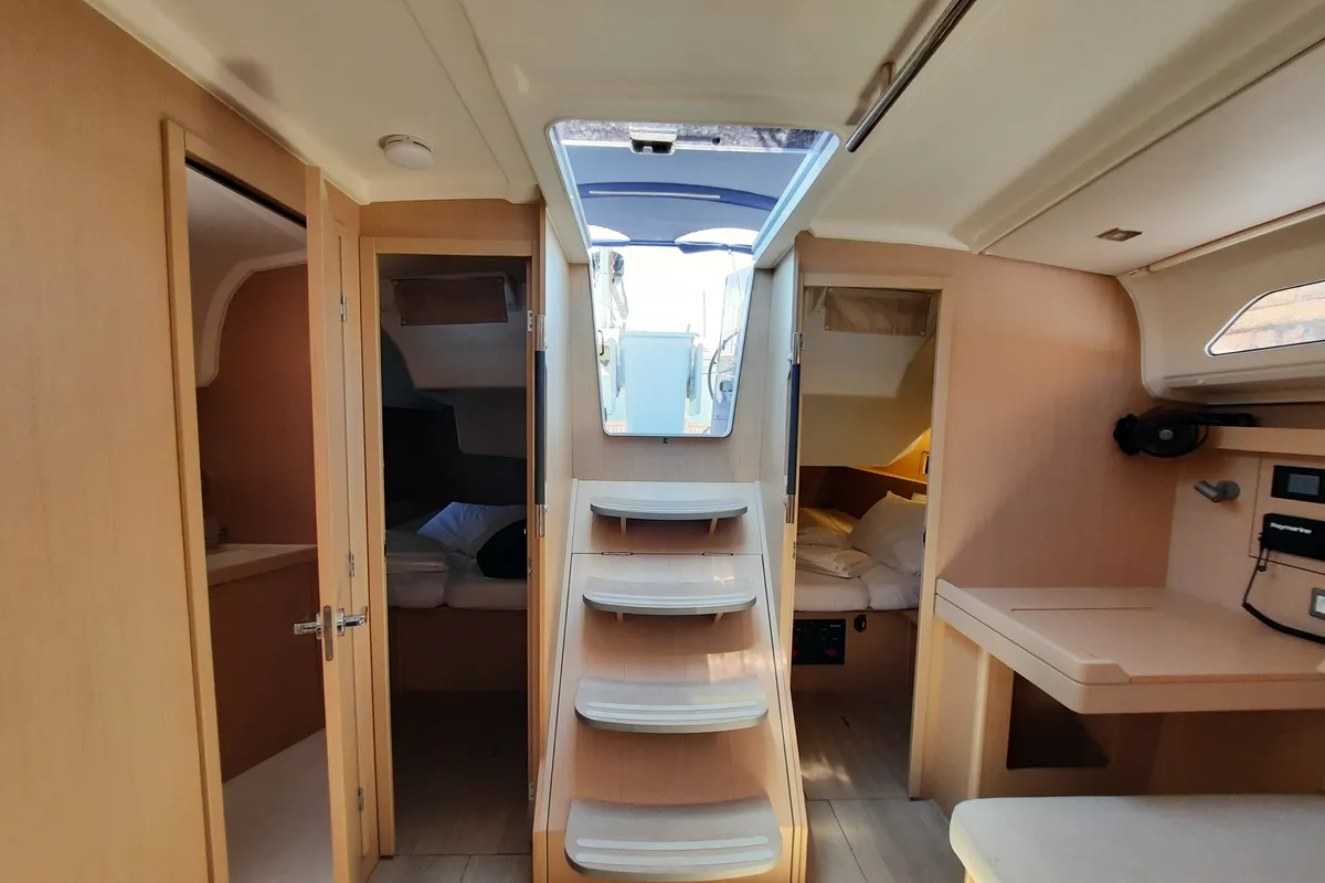 Salon of Senza Dubbi II, a Beneteau Oceanis 40.1 sailboat at Tonnarella, Italy