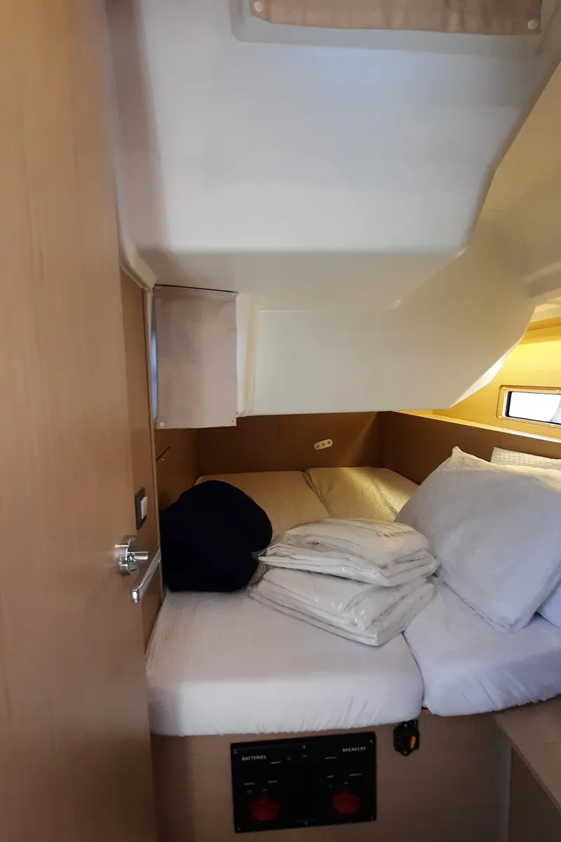 Cabin on Senza Dubbi II, a Beneteau Oceanis 40.1 sailboat at Tonnarella, Italy