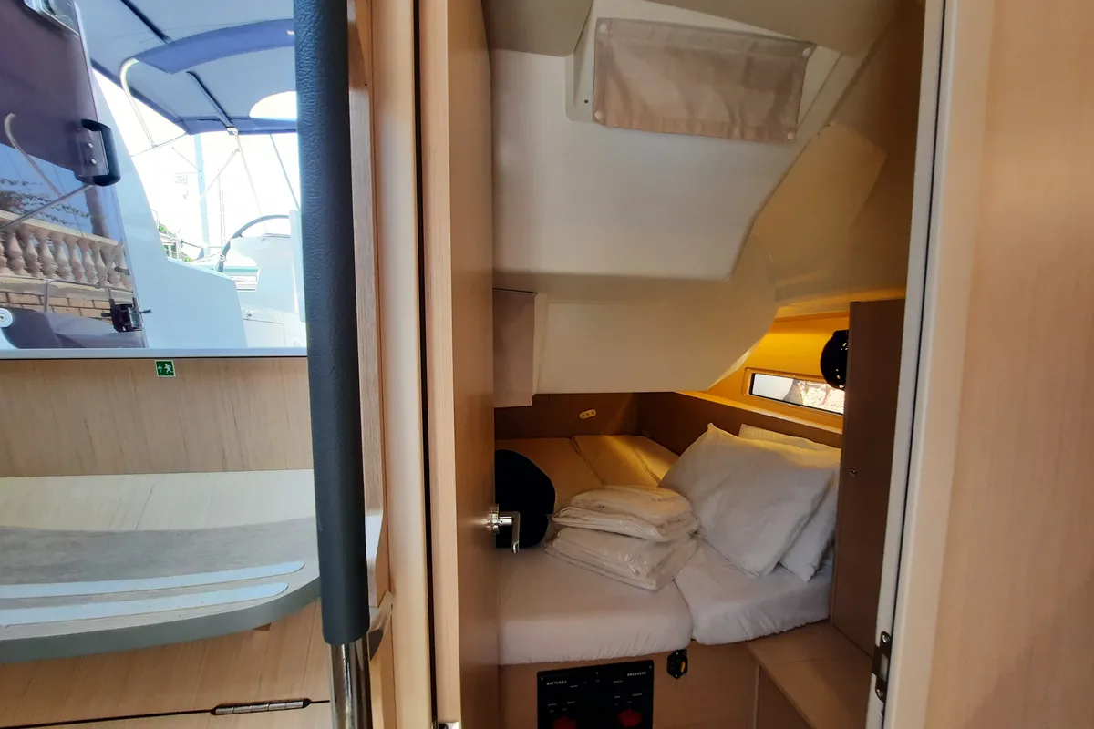 Cabin on Senza Dubbi II, a Beneteau Oceanis 40.1 sailboat at Tonnarella, Italy